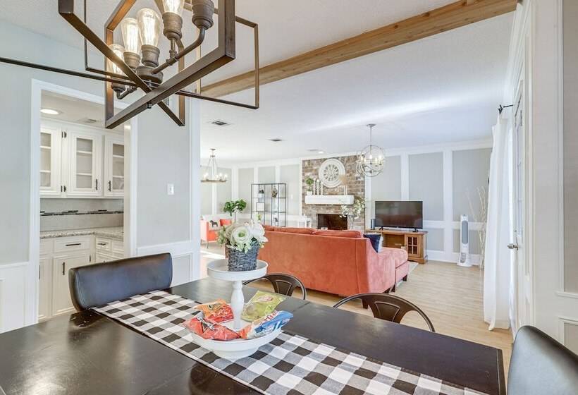 Spacious Spring Retreat W/ Heated Pool & Spa!