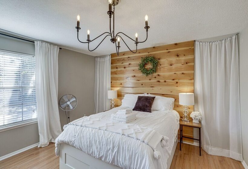 Spacious Spring Retreat W/ Heated Pool & Spa!