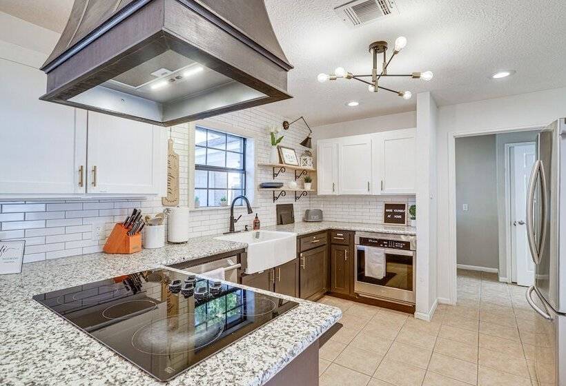 Spacious Spring Retreat W/ Heated Pool & Spa!