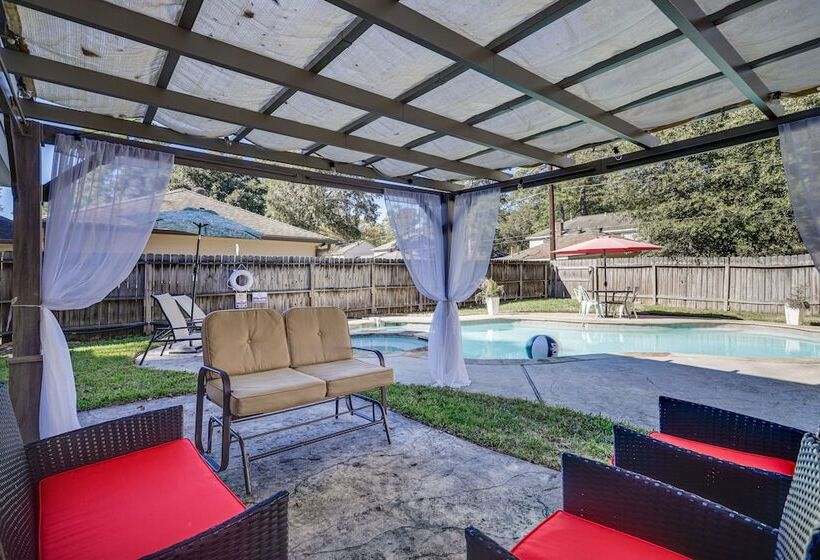 Spacious Spring Retreat W/ Heated Pool & Spa!