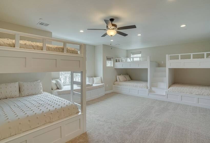 Spacious Utah Escape W/ Balcony & Mountain Views!