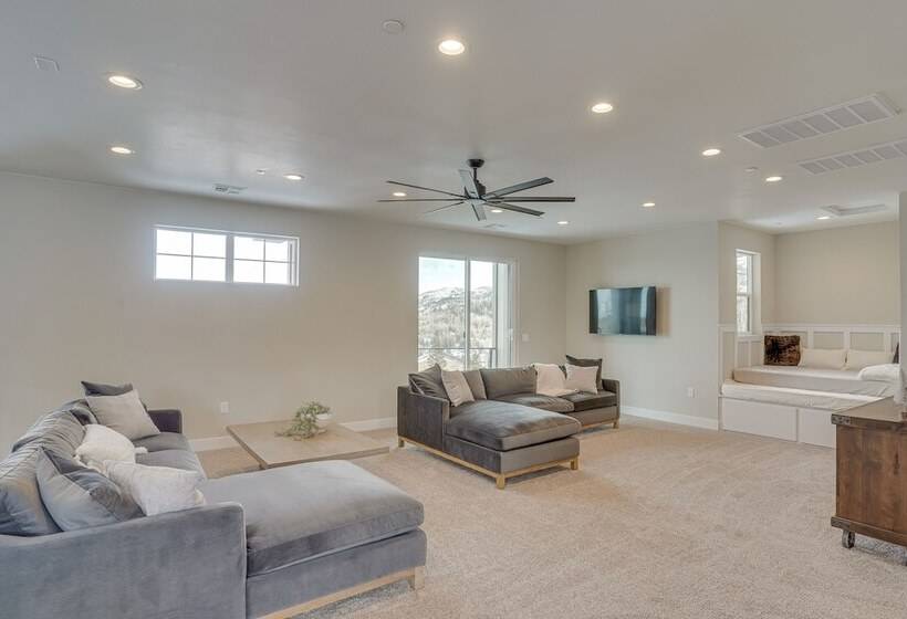 Spacious Utah Escape W/ Balcony & Mountain Views!