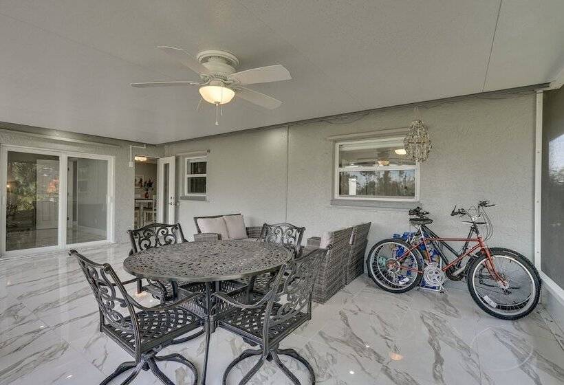 Game Room + Screened Lanai: Pine Island Getaway!