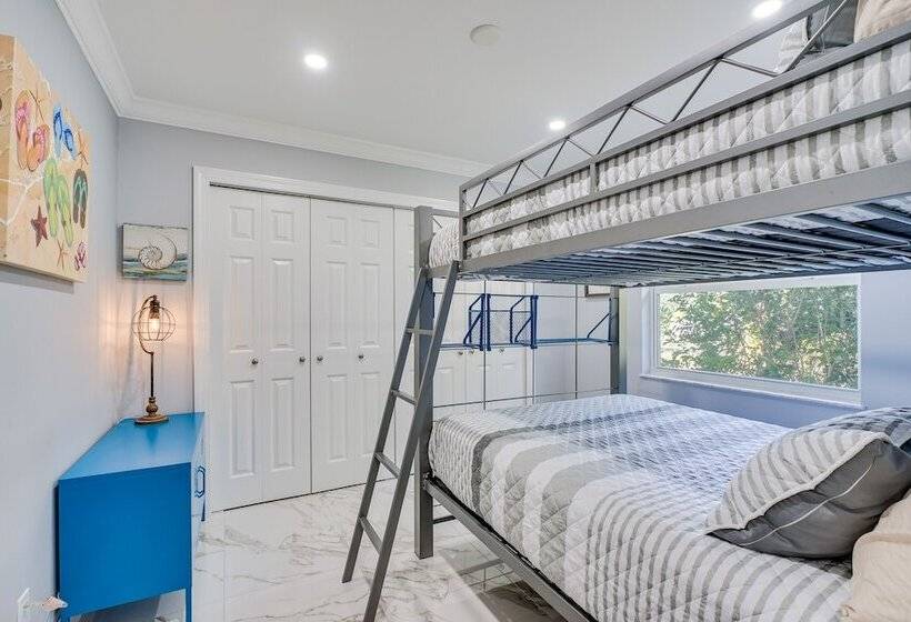 Game Room + Screened Lanai: Pine Island Getaway!