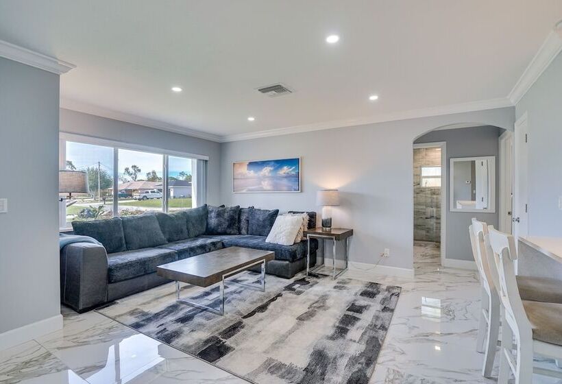 Game Room + Screened Lanai: Pine Island Getaway!