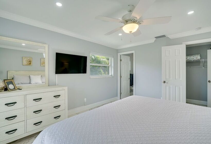 Game Room + Screened Lanai: Pine Island Getaway!