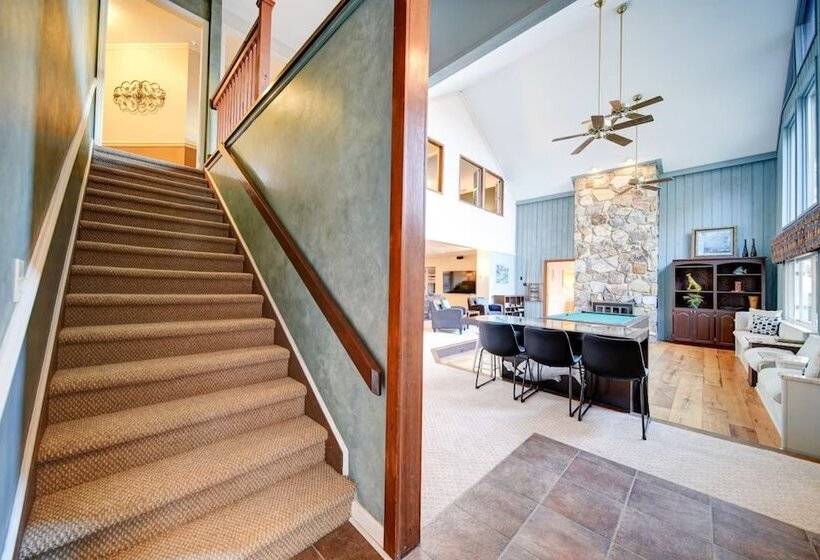 Stay Awhile By Avantstay Lakefront + Pool, Dock