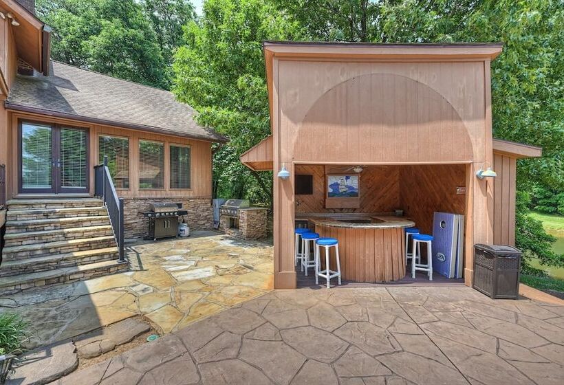 Stay Awhile By Avantstay Lakefront + Pool, Dock