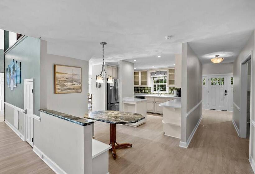 Stay Awhile By Avantstay Lakefront + Pool, Dock