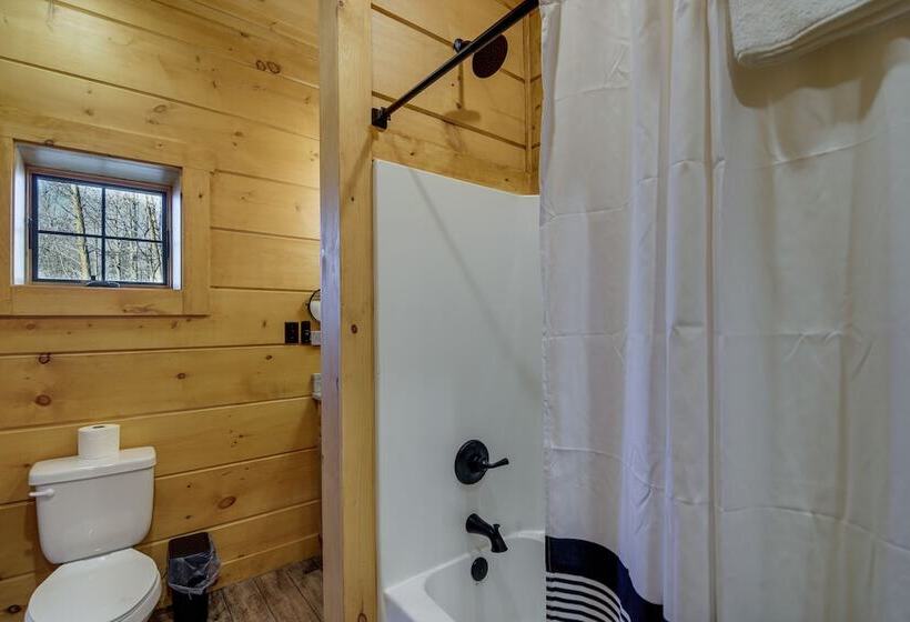 Stunning Sevierville Cabin: Hot Tub & Deck W/ View