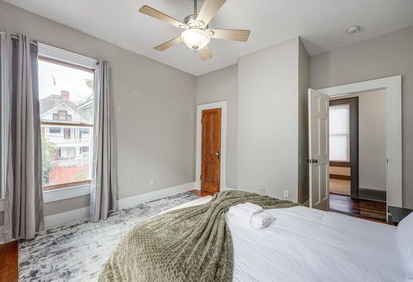 Stylish Home In Springfield Historic District!