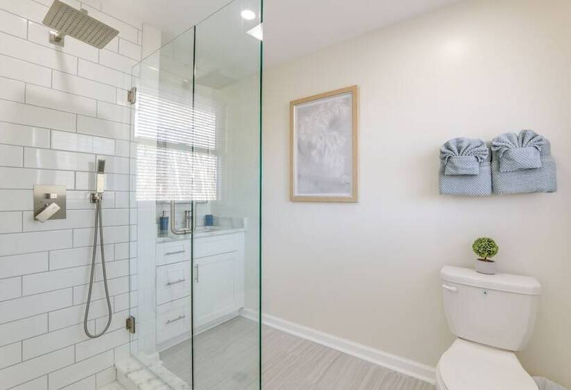 Stylish Marietta Home W/ Deck   Near Truist Park!