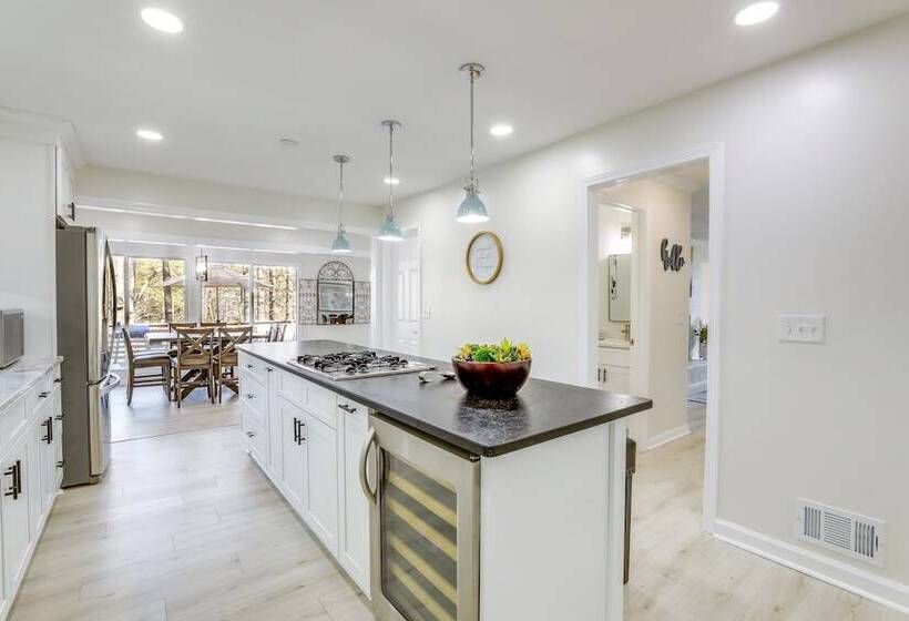 Stylish Marietta Home W/ Deck   Near Truist Park!