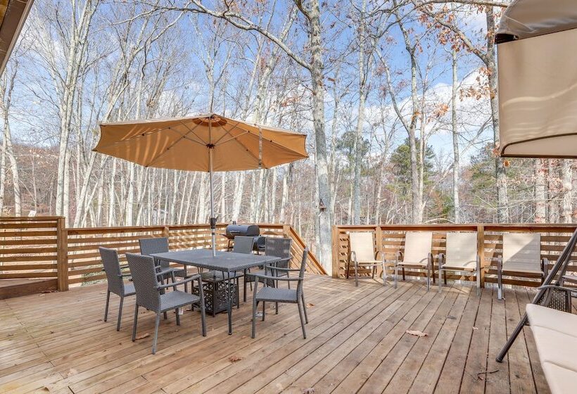Stylish Marietta Home W/ Deck Near Truist Park!