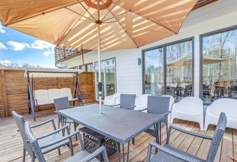 Stylish Marietta Home W/ Deck   Near Truist Park!