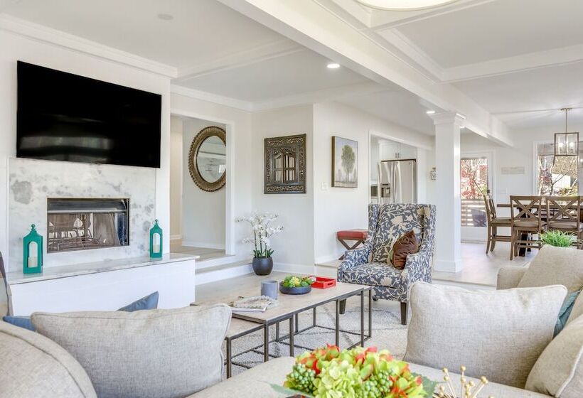 Stylish Marietta Home W/ Deck   Near Truist Park!