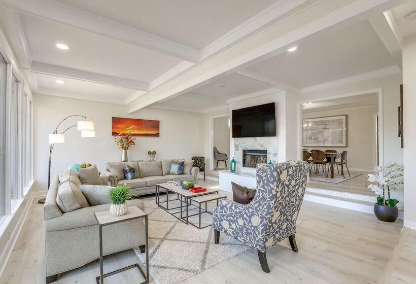 Stylish Marietta Home W/ Deck   Near Truist Park!