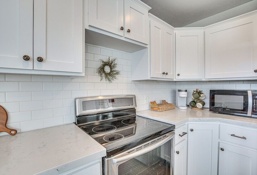 Stylish Orem Retreat W/ Deck, Near Byu & Uvu!