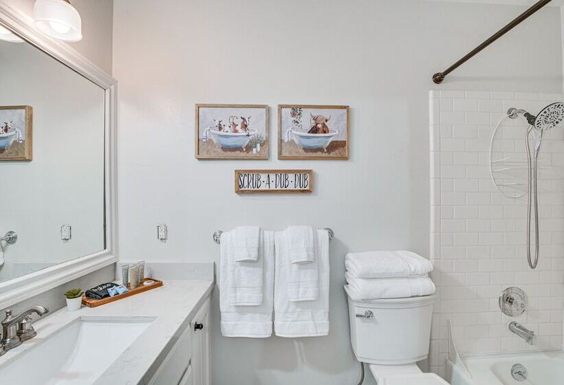 Stylish Orem Retreat W/ Deck, Near Byu & Uvu!