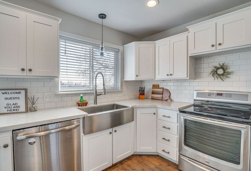Stylish Orem Retreat W/ Deck, Near Byu & Uvu!