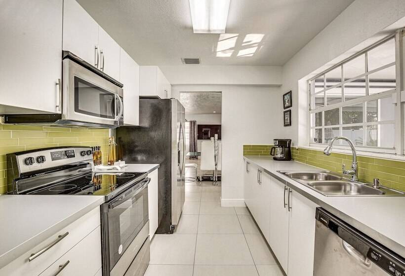 Sun Soaked Home W/ Pool In Lauderdale Lakes!