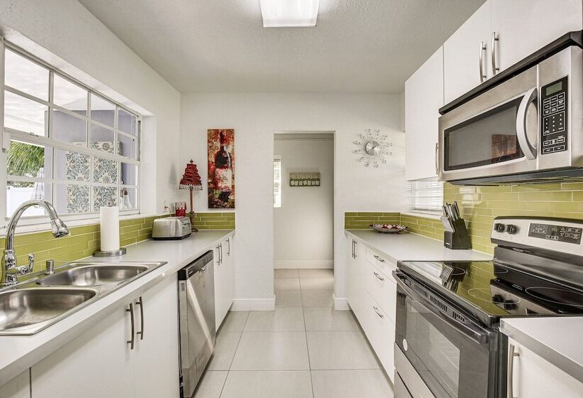 Sun Soaked Home W/ Pool In Lauderdale Lakes!