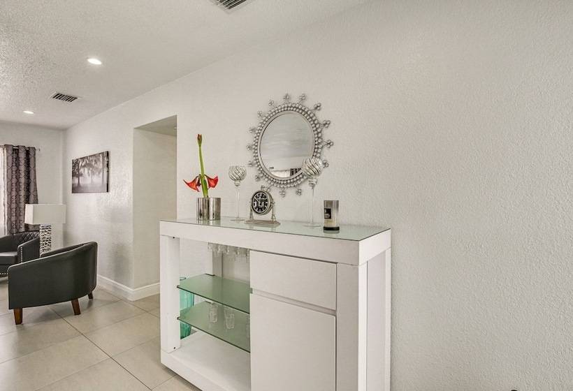 Sun Soaked Home W/ Pool In Lauderdale Lakes!