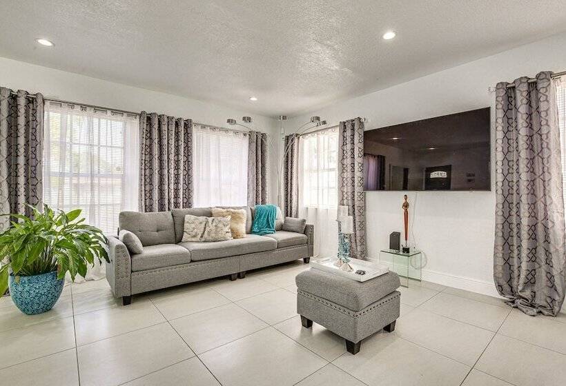 Sun Soaked Home W/ Pool In Lauderdale Lakes!