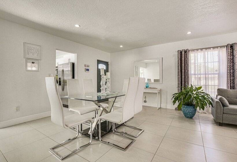 Sun Soaked Home W/ Pool In Lauderdale Lakes!