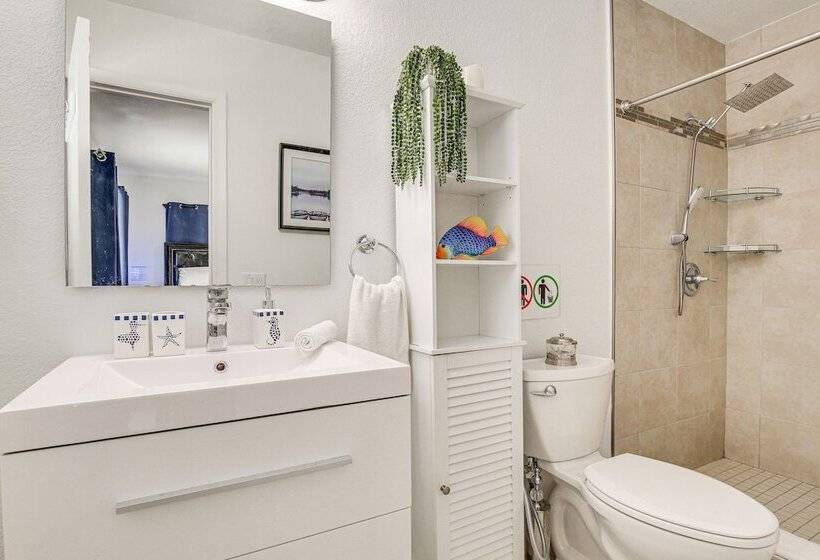 Sun Soaked Home W/ Pool In Lauderdale Lakes!