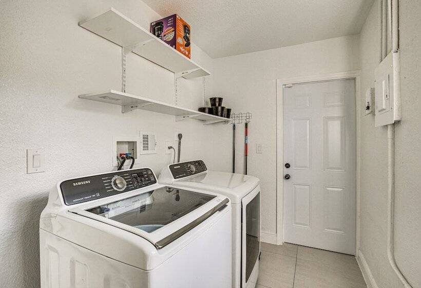 Sun Soaked Home W/ Pool In Lauderdale Lakes!