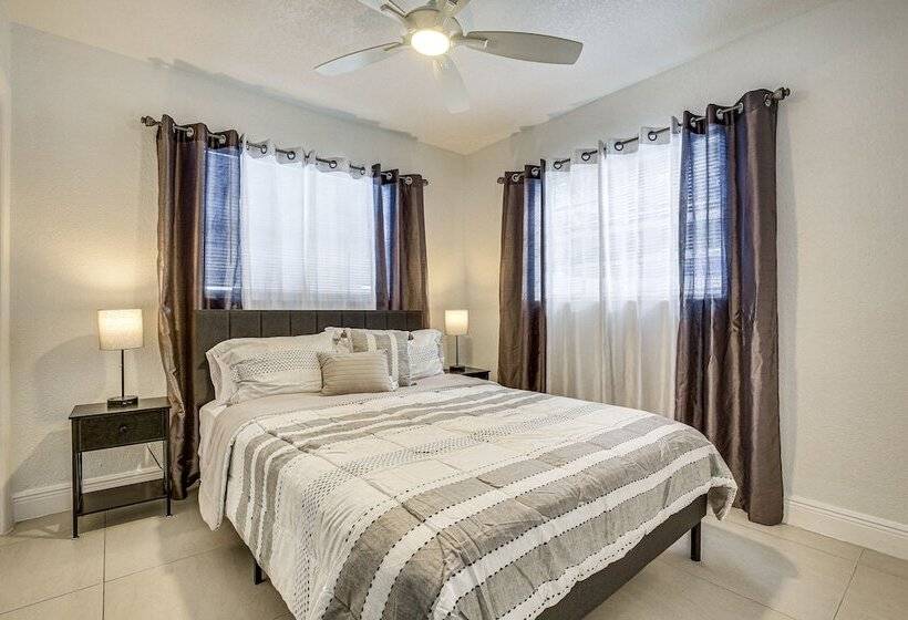 Sun Soaked Home W/ Pool In Lauderdale Lakes!