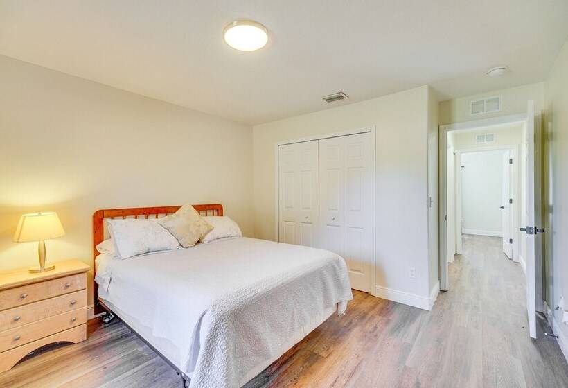 Sunny Palm Bay Home W/ Screened Porch Near Beaches