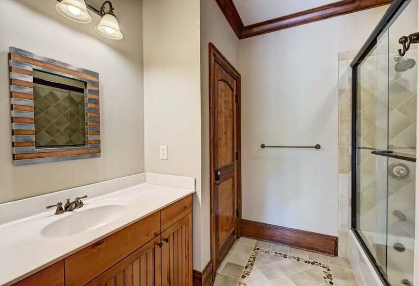 Sunset Shores Resort: The Grand House By Avantstay