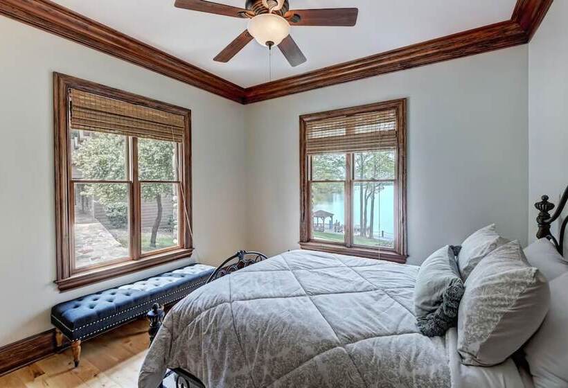 Sunset Shores Resort: The Grand House By Avantstay