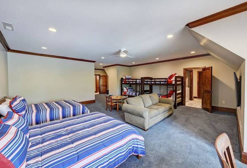 Sunset Shores Resort: The Grand House By Avantstay