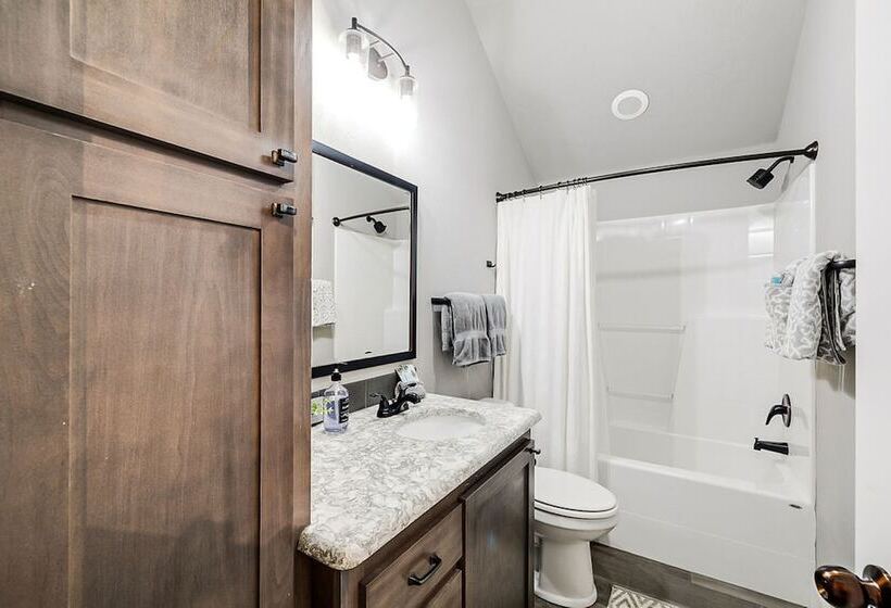 Sweet Seaview Home: Near Beach & Trailhead!