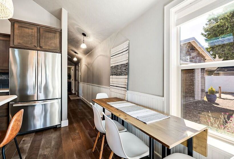 Sweet Seaview Home: Near Beach & Trailhead!