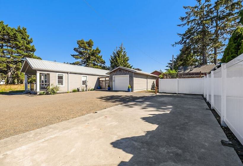 Sweet Seaview Home: Near Beach & Trailhead!