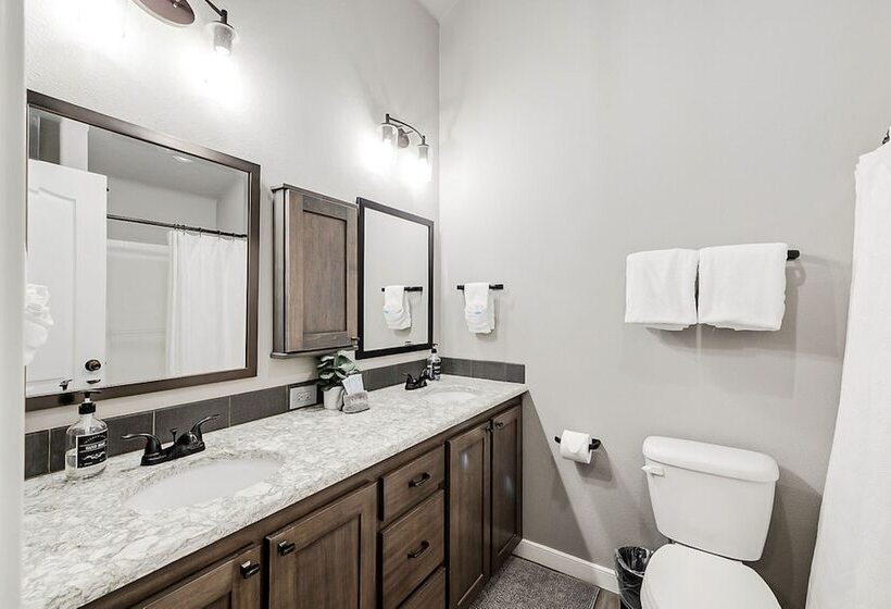 Sweet Seaview Home: Near Beach & Trailhead!