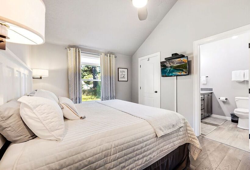 Sweet Seaview Home: Near Beach & Trailhead!