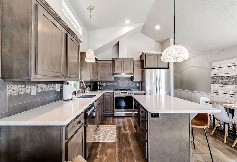 Sweet Seaview Home: Near Beach & Trailhead!