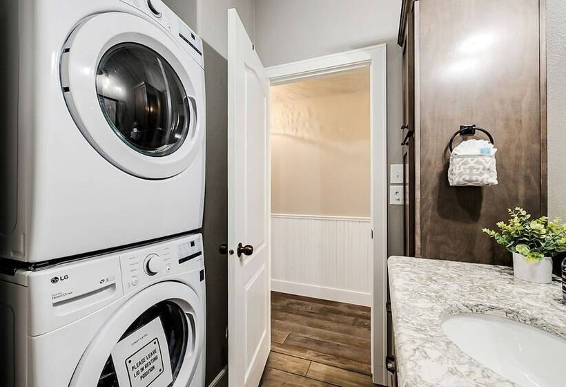 Sweet Seaview Home: Near Beach & Trailhead!