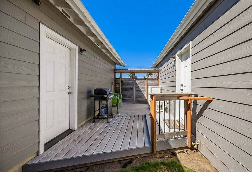 Sweet Seaview Home: Near Beach & Trailhead!