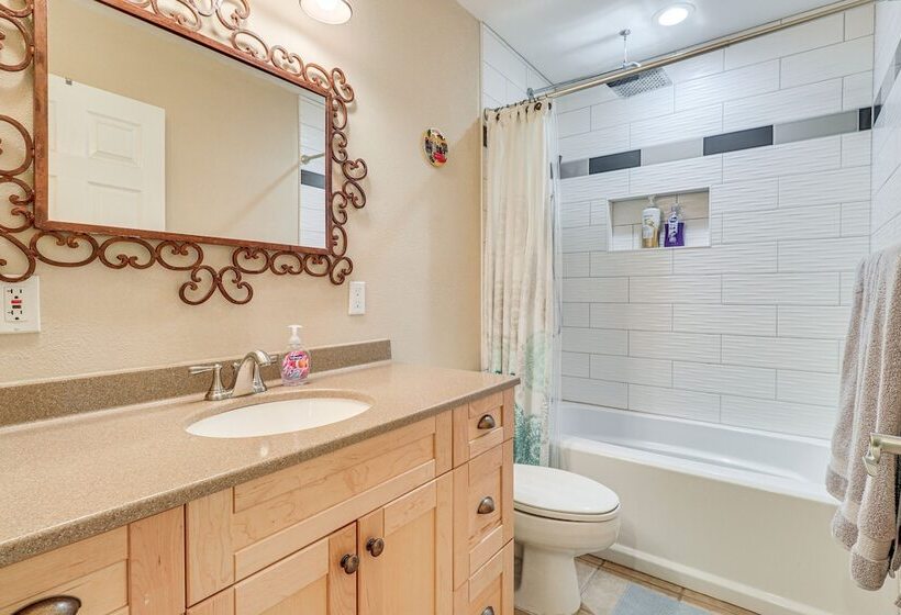 Texas Retreat W/ Patio, Fireplace & Fenced In Yard