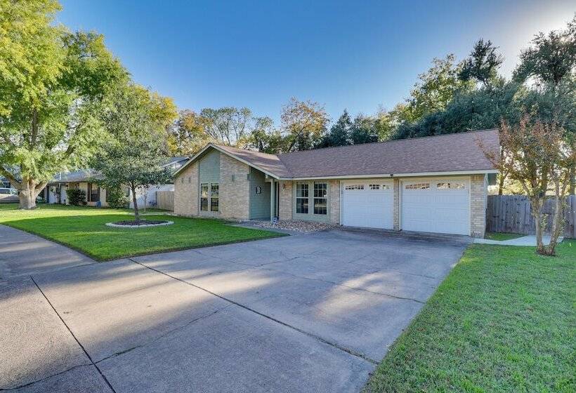 Texas Retreat W/ Patio, Fireplace & Fenced In Yard