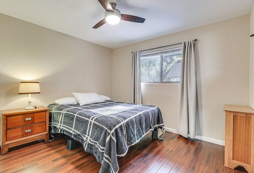 Texas Retreat W/ Patio, Fireplace & Fenced In Yard