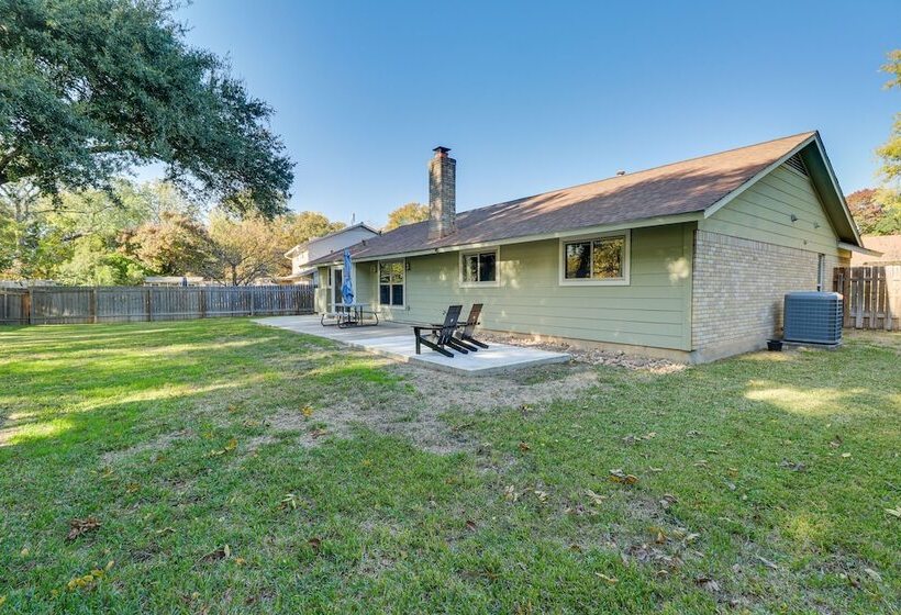 Texas Retreat W/ Patio, Fireplace & Fenced In Yard