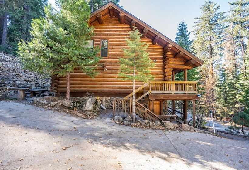 The Log Home Quintessential Log Cabin In Ynp!