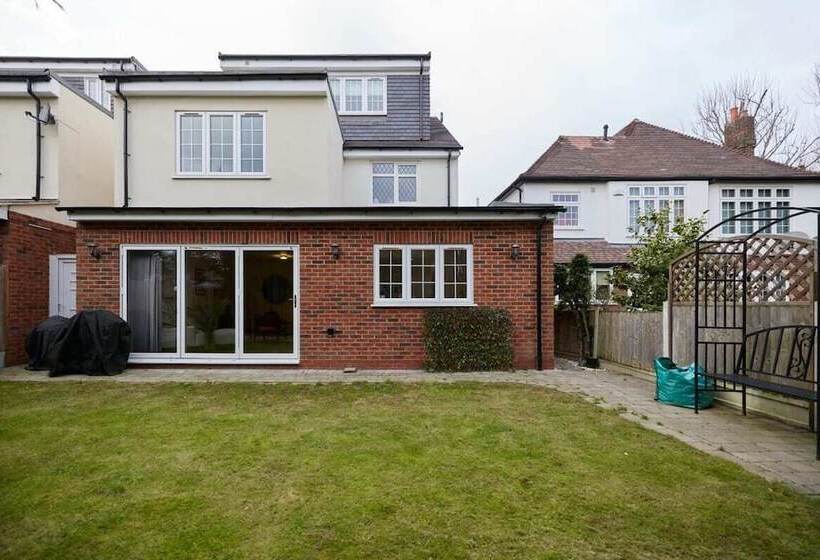The Redbridge Sanctuary   Spacious 3bdr House With Garden